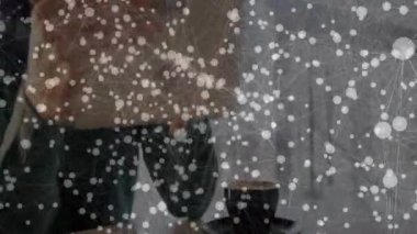 Teknoloji ofisinde elinde tablet bulunan erkek tasarımcı, bağlı verileri animasyon ağ örtüsü olarak gösteriyor. Gelecekçi, yenilikçi, dijital, bağlantı, teknoloji, çalışma alanı, modern