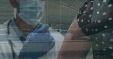 Klinikte aşı enjekte eden eldivenli bir tıp çalışanı, üst üste yerleştirilmiş veri tablolarını gösteriyor. Sağlık, aşı, tıbbi, veri görselleştirme, dijital tablo, klinik, profesyonel