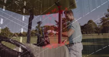 Erkek golfçü golf arabasının yanında golf sopası seçiyor. Üzerinde animasyon teknolojisi çizelgeleri var. Spor, eğlence, eğlence, açık hava, modern, dijital, profesyonel
