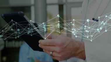 Klinikte steteskoplu erkek doktor ameliyat tableti parlayan ağ veri görsellerini gösteriyor. Tıbbi, teknoloji, fütüristik, veri, sağlık, analiz, yenilik