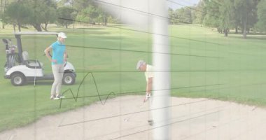 Kıdemli adam kum sığınağında golf sopası sallıyor, animasyon finans çizelgeleri ve yüzdeleri gösteriyor. Atletik, boş zaman, yaşam tarzı, açık hava, doğa, başarı, analiz