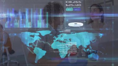 İş adamları konferans masası etrafında işbirliği yapıyor, holografik finans grafikleri ve verileri yansıtıyor. Teknoloji, takım çalışması, yenilik, profesyonellik, finans, analitik, dijital