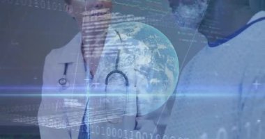 Holografik Dünya 'yı gösterirken erkek meslektaşımla sağlık verilerini tartışan kadın doktor. Tıbbi, işbirliği, yenilik, teknoloji, araştırma, fütüristik, profesyonellik