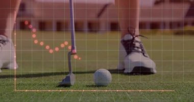 Golfçü yeşil üzerine golf topu diziyor. Teknoloji sistemi ve kırmızı grafikle örtüşüyor. Spor, hassasiyet, açık hava, analitik, eğitim, performans, minimalizm