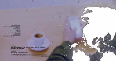 Adam dizüstü bilgisayarda kahve fincanı ile kodlama yapıyor, teknoloji kodlarını küresel grafikle birleştiriyor. Teknoloji, çalışma alanı, yenilik, modern, dijital, ağ oluşturma, üretkenlik