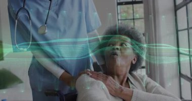 Sağlık merkezinde yaşlı bir kadını destekleyen bakıcı hemşire. ECG kaplaması yüzüyor. Şefkat, sağlık, sağlık, destek, klinik, empatik, tıbbi