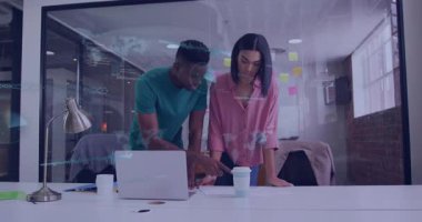 Yapışkan notlar ve kodlarla teknoloji ofisindeki masada işbirliği yapan iki geliştirici animasyon oluşturuyor. Yenilik, takım çalışması, beyin fırtınası, modernlik, üretkenlik, iletişim, yaratıcı