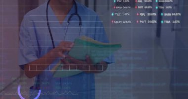 Klinik koridorunda elinde çizelge ve bar çizelgeleri olan kadın hemşire. Tıbbi, sağlık, analiz, klinik, modern, profesyonellik, teknoloji