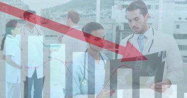 Tıbbi ekip koridordaki verileri inceliyor, dijital çubuk grafikleri, kırmızı ok ve çizgi grafiğini gösteriyor. Profesyonel, sağlık, analiz, analitik, iletişim, takım çalışması, yenilik