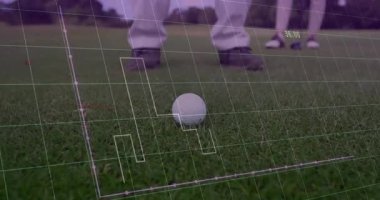 Golf yeşili üzerinde atış performansı ölçen çift, yarı saydam analitik ızgara ve bar çizelgeleri gösteriyor. Başarı, hassasiyet, açık hava, modern, atletik, boş zaman, teknoloji