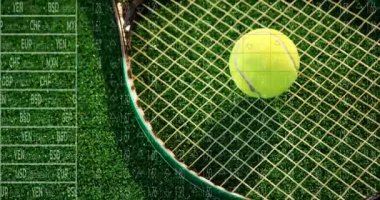Para birimi verileri tenis raketi telleri üzerine örtülmüş ve top düz dizayn edilmiş şekilde sahada dinleniyor. Spor ekipmanları, finansal ticaret, piyasa analizi, modern tasarım, reklamcılık, profesyonel, canlı