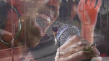 Ses stüdyosunun içinde canlı ses dalgaları ve şehir ışıklarıyla konuşan bir kadın. Müzik, performans, şehir, teknoloji, sanatçılık, ses, markalaşma