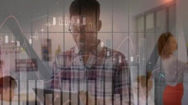 Adam açık planlı finans ofisinde sırıtarak dizüstü bilgisayar döşeyen şamdan çizelgelerini gösteriyor. İşbirliği, teknoloji, yenilik, profesyonel, modern, analitik, takım çalışması