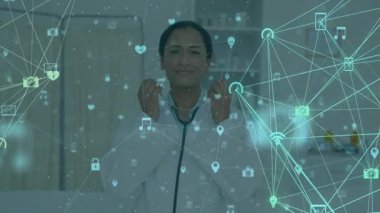 Klinikte steteskop tutan kadın doktor, asma kilitli Wifi kalp ikonları sergiliyor. Tıbbi, sağlık, teknoloji, yenilik, profesyonellik, tanı, modern