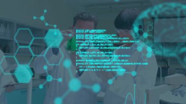 Laboratuvarda matarayı inceleyen üç bilim adamı animasyon moleküler yapılar ve beyin grafikleri gösteriyor. Araştırma, yenilik, teknoloji, tıbbi, laboratuvar, bilim, takım çalışması