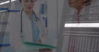 Ofiste duran iki kadın doktor, animasyon şifreleme kodu ve veri örtüsü gösteriyor. Tıbbi, siber güvenlik, teknoloji, sağlık, veri güvenliği, profesyonel, modern