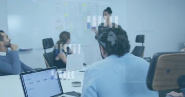 İş toplantısında proje yöneticisi beyaz tahtada sunum yapıyor, iş arkadaşları veri örtülerini inceliyor. Şirket, takım çalışması, yenilik, profesyonel, analiz, strateji, modern