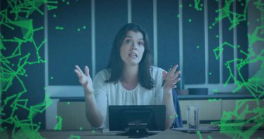 Teknoloji ofisindeki masada el kol hareketi yapan kadın sunucu, animasyon veri ağı düğümlerini gösteriyor. Profesyonel, dijital, gösterişli, yenilik, çalışma alanı, iletişim, modern