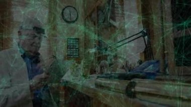 Kıdemli saat tamircisini izle. Yedek kulübesindeki saati onar. Dişli simgeleri ayrıntıları gösteriyor. Zanaatkarlık, zanaat, mahsul, hassasiyet, sanatçılık, atölye, mekanik