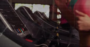 Spor salonunda koşu bandında koşan üç kadın. Pencere manzaralı finansal tablolarla. Fitness, motivasyon, sağlık, yoldaşlık, sağlıklı yaşam tarzı, dijital entegrasyon, aktif giyim