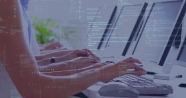 Monitörleri kaplayan eller daktilo kodları düz tasarımda programlama iş akışını gösteriyor. Teknoloji, takım çalışması, yenilik, dijital, modernlik, verimlilik, işbirliği