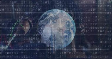 Olgun bir adam elinde tabletle Dünya 'yı ikili kod ve finansal haritalarla hayal ediyor. Teknoloji, finans, veri, analitik, iş, yenilik, dijital