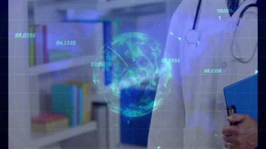 Kıdemli erkek doktor klinikte duruyor. Holografik kürede tıbbi veri şebekesi yansıtılıyor. Tıbbi, sağlık, teknoloji, yenilik, dijital, bilim, profesyonellik