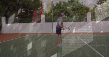 Mahkemede raket tutan kıdemli bir adam spor teknolojisi veri örtülerini sergiliyor. Atletik, fitness, dinamik, modern, açık hava, enerjik, kararlı