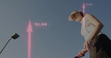 Bayan tenisçi sahada servis yapmaya hazırlanıyor, pembe oklar ve spor teknolojisi ölçümleri sergiliyor. Sporcu, spor teknolojisi, rekabet, fitness, açık hava, dinamik, performans