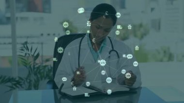 Cam masaya notlar yazan kadın doktor sağlık hizmetleri finans simgeleri ve para birimi sembolleri gösteriyor. Tıbbi, profesyonel, dijital, finansal, kurumsal, yenilikçi, sağlık teknolojisi