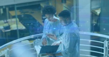 İş teknolojisinde işbirliği yapan iki profesyonel holografik verileri ızgaralarla örtüyor. Modern, yenilik, takım çalışması, dijital, kurumsal, fütürist, gösterişli