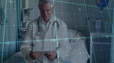 Erkek doktor hastane odasında tablete bakıyor. Canlandırılmış veri şebekesiyle yüzen bir balon gösteriyor. Tıbbi, sağlık, teknoloji, yenilik, profesyonellik, klinik, dijital