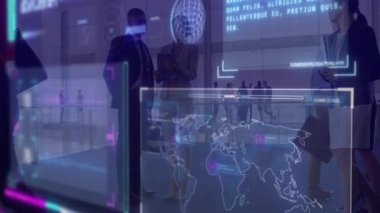 Şirket avlusunda tablet ve dosya tutan iş adamları hologram veri örtülerini gösteriyor. Teknoloji, işbirliği, yenilik, ağ oluşturma, fütürizm, kurumsal, veri görselleştirme