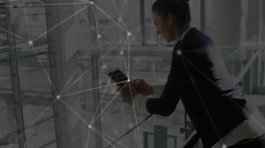 İş kadını cam korkuluklara yaslanıyor, parlayan ağ düğümlerini birleştirirken tablet kullanıyor. Profesyonel, teknoloji, modern, ağ, şirket, yenilik, fütüristik