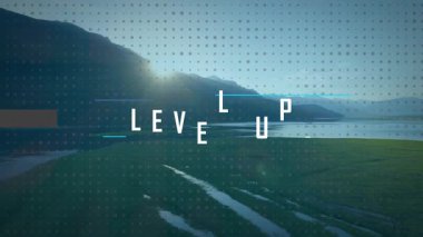 Düz tasarım grafik pankart LEVEL UP Sunrise Valley 'de noktalı şebeke örtüsüyle canlandırılıyor. Dijital, motivasyonel, modern, manzaralı, soyut, ilham verici, doğa