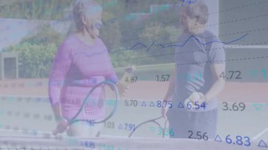 Tenis topu ve şişe tutan yaşlı çift internetten sağlık ölçümleri gösteriyor. Atletik, boş, enerjik, zindelik, egzersiz, açık hava, arkadaşlık