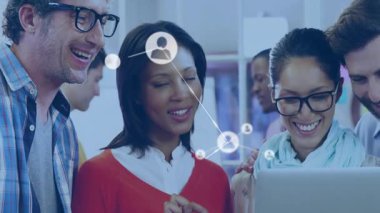 İş yerinde bilgisayarın etrafında iş birliği yapan altı meslektaşımız Avatar 'ları birbirine bağlayan ağ simgelerini gösteriyor. Takım, takım çalışması, yenilik, iletişim, modern, bağlantı, girişim