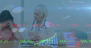 Olgun kadın doktor, genç bayan hastayı masada teselli ediyor, animasyon finans tabloları gösteriyor. Sağlık, danışmanlık, profesyonellik, duygusal destek, dijital, finans, teknoloji