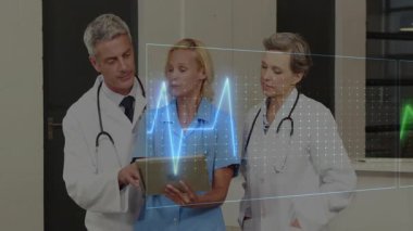 Tıbbi uzmanlar hasta verilerini kapalı alanlarda inceleyip tablet ekranda ECG dalga formunu örtüyorlar. Sağlık, işbirliği, teknoloji, tanı, klinik, profesyonellik, dijital