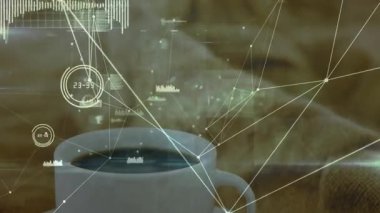 Beyaz kahve fincanı ve fincan tabağı kahverengi kumaşın üzerinde, parlayan dijital ağ simgelerini gösteriyor. Futuristik, teknoloji, ağ, dijital, veri, bağlantı, yenilik