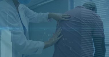 Kadın doktor, hasta muayene masasında yüzen veri grafikleriyle onu muayene ediyor. Profesyonel, sağlık, modern, tanı, klinik, sağlık, teknoloji