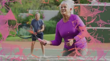 Spor verileri için tenis oynayan yaşlı çift animasyon pembe geometrik grafikler gösteriyor. Atletik, boş, enerjik, aktif, fitness, açık hava, sağlık