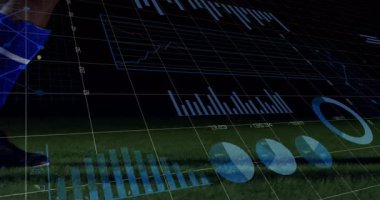 Futbolcu çimlerde topa vuruyor, spor analitiği grafikleri ve grafiklerini üst üste koyuyor. Atletik, teknoloji, yenilik, rekabet, açık hava, performans, veri görselleştirme