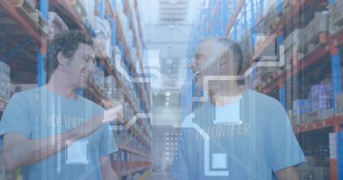 Depodaki çeşitli insanların üzerindeki bilgisayar devre kartının resmi. küresel gönderim, finans ve dijital arayüz konsepti dijital olarak oluşturulmuş görüntü.