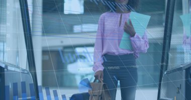 Afrikalı Amerikalı iş kadınının mali veri işleme görüntüsü. global business, finans, data işleme ve dijital arayüz kavramı dijital olarak oluşturuldu.