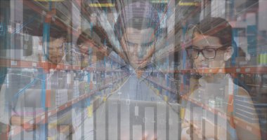 Ofiste teknolojiyle çalışan çeşitli iş adamlarının finans verilerinin görüntüsü. finans, ekonomi, iş, işbirliği ve teknoloji konsepti dijital olarak oluşturulmuş imaj.