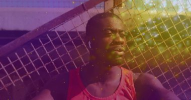 Afrika kökenli Amerikalı bir adamın üzerinde parlayan ışıklar resmi. Küresel bağlantılar, refah, zindelik ve sağlıklı yaşam tarzı konsepti dijital olarak oluşturuldu.