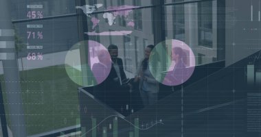 Çeşitli iş adamları üzerinde finansal veri işleme görüntüsü. küresel bağlantılar, veri işleme ve dijital arayüz konsepti dijital olarak oluşturulmuş resim.