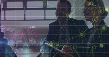 Kafkasyalı iş adamları üzerinde dijital arayüz ve finansal veri işleme görüntüsü. Küresel iş, dijital arayüz, teknoloji ve ağ konsepti dijital olarak oluşturulmuş görüntü.