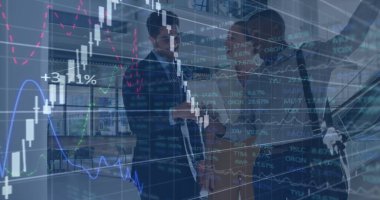 Çeşitli iş adamlarının konuştuğu mali verilerin ve grafiklerin görüntüsü. küresel iş, finans, ekonomi ve teknoloji konsepti dijital olarak oluşturulmuş imaj.